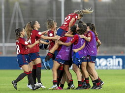 Las rojillas celebran la clasificación tras el pitido final.