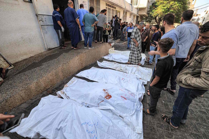 Cadáveres frente a la morgue de un hospital de Gaza.