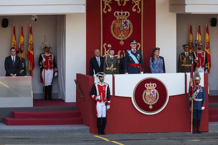 Los soberanos españoles, durante el desfile del 12 de octubre, con el abucheado Sánchez en un lateral.