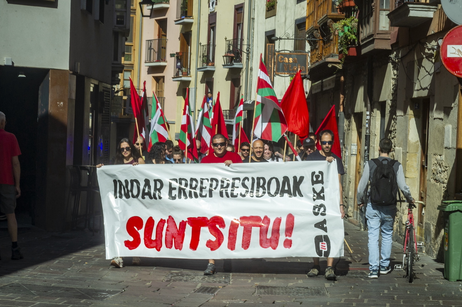 Aske antolakundeak Gasteizen egindako manifestazioa. (Jaizki FONTANEDA/FOKU)