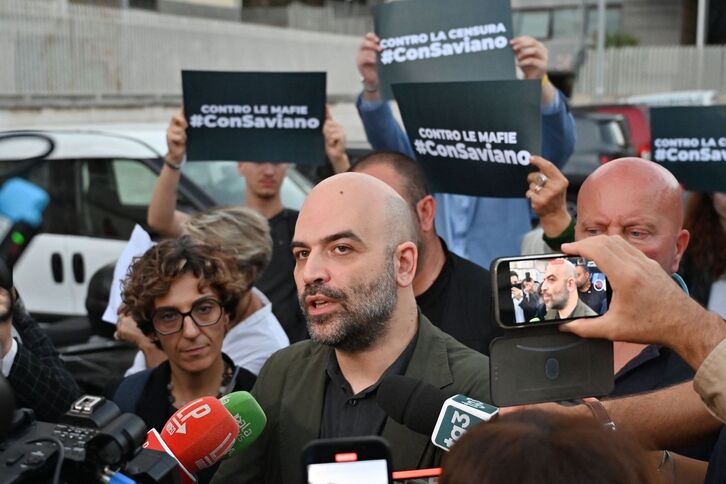 Roberto Saviano tras salir del tribunal.