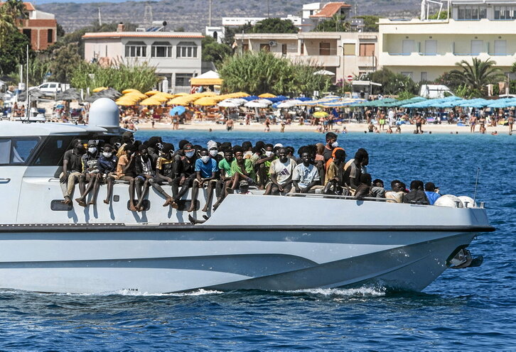 Irudi hau maiz errepikatzen da Lampedusan. 