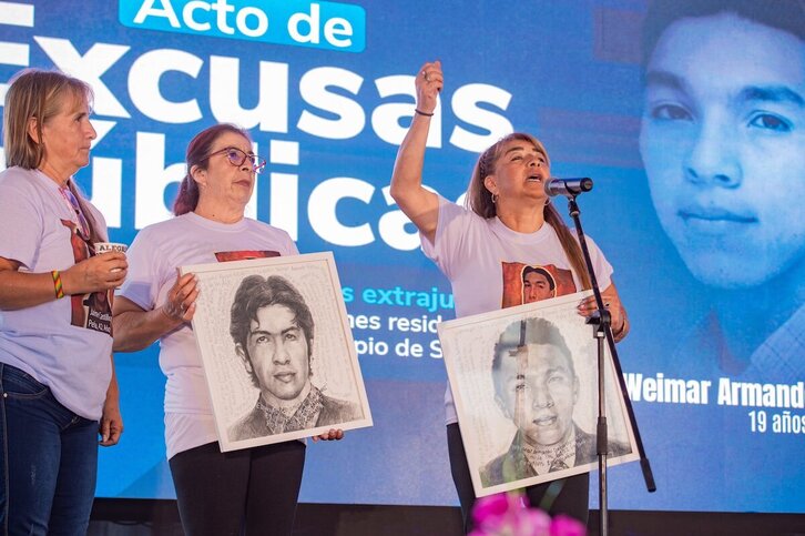 Miembros de la asociación de las Madres de los llamados «Falsos Positivos» durante un acto de perdón.