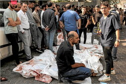 Filas de cadáveres en el exterior de un hospital en Gaza.