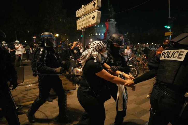 Carga y detenciones en la movilización de París de este jueves noche.