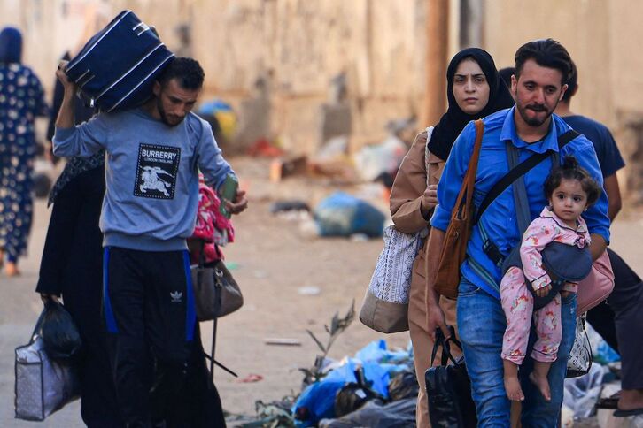 Familias huyendo de sus casas en la capital gazatí.