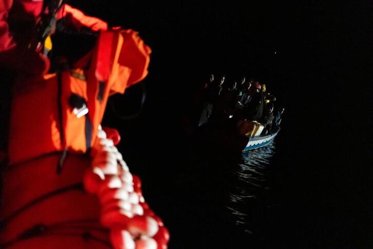 Una de las barcazas llenas de migrantes hallada por Aita Mari, en esta pasada noche.