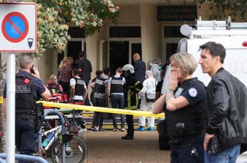 Policías ante el cordón de seguridad colocado a la entrada del instituto de Arras.