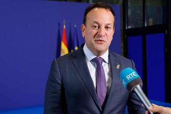El primer ministro irlandés, Leo Varadkar, habla con la prensa a su salida de la reunión informal del Consejo Europeo en el Palacio de Congresos de Granada, el 6 de octubre de 2023. 