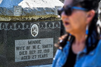 Margie Bukhart, la nieta de Mollie, en el cementerio de Gray Horse.