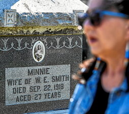 Margie Bukhart, la nieta de Mollie, en el cementerio de Gray Horse.