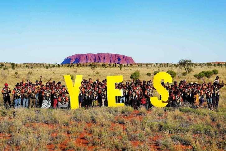  Representantes electos de las comunidades remotas de Australia Central posan ante la icónica roca de Uluru tras la reunión del Consejo que decidió votar «sí» en el referéndum de hoy.