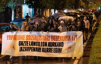 Topagune Sozialistaren baitan, «debekua» salatzeko manifestazioa egin dute Burlatatik Atarrabiara.