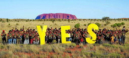 Representantes electos de las comunidades remotas de Australia Central posan ante la icónica roca de Uluru tras la reunión del Consejo que decidió votar «sí» en el referéndum de hoy.
