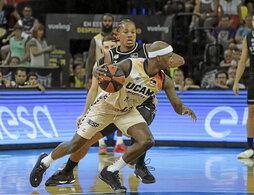 Bilbao Basketen defentsak UCAM Murtzia itoarazi zuen.