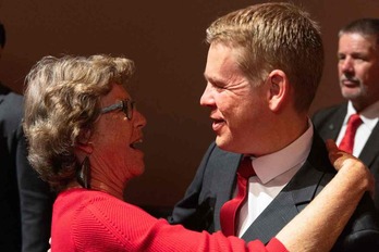 El hasta ahora primer ministro, el laborista Chris Hipkins, abraza a su madre antes de reconocer su derrota en las elecciones neozelandesas ante el Partido Nacional.