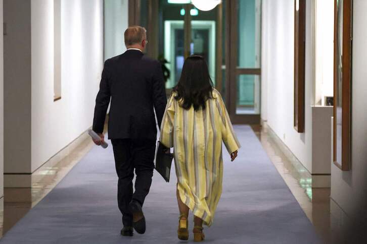 El primer ministro australiano, Anthony Albanese, y la ministra para los Indígenas Australianos, Linda Burney, se marchan tras comunicar el resultado del referéndum. 