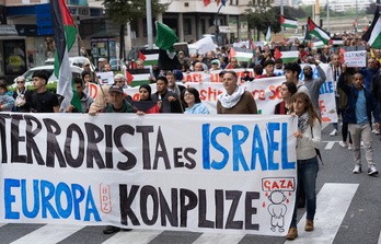 Cabecera de la manifestación en apoyo a Palestina que ha tenido lugar hoy en Iruñea.