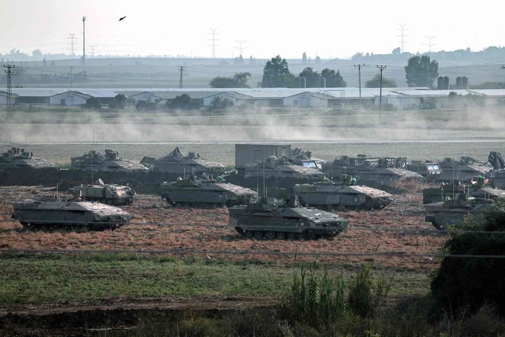 Tropas israelíes en tanques y otros vehículos blindados se amontonan en un campo cerca de la ciudad de Ashkelon, en el sur de Israel.