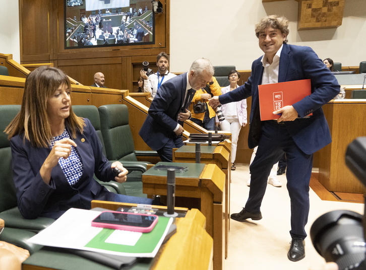 Andueza saluda a Urkullu en el Parlamento de Gasteiz.