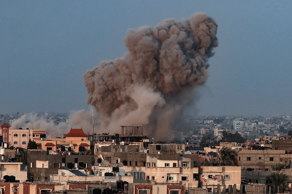 Columnas de humo sobre los edificios durante un ataque israelí en Rafah, en el sur de la Franja de Gaza.