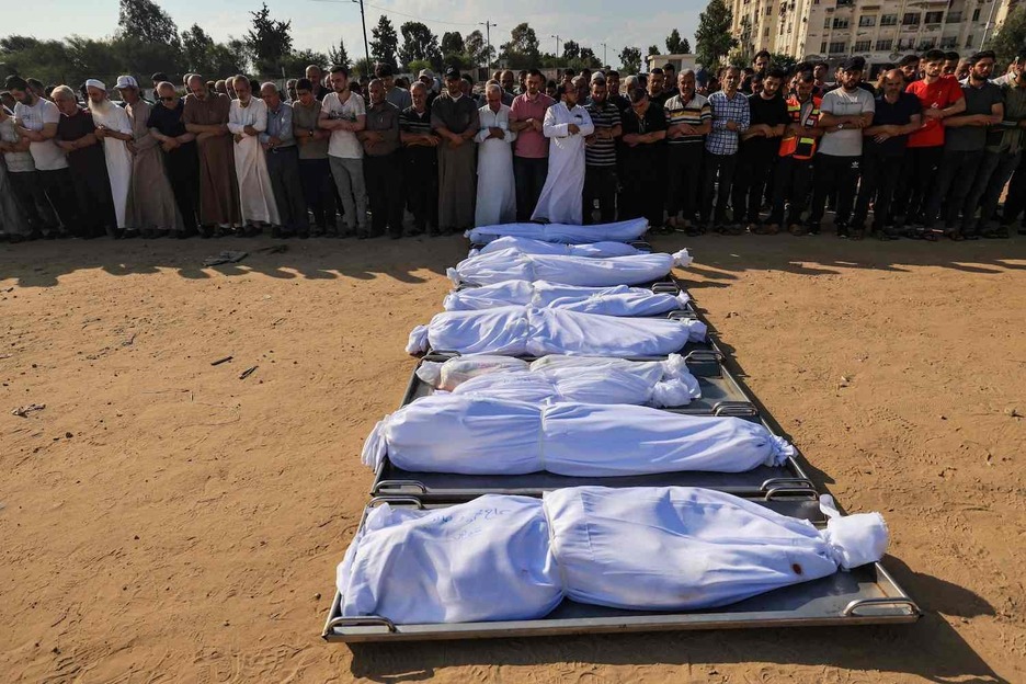 Palestinos rezan sobre los cuerpos de los miembros de la familia Agha muertos en un ataque israelí en Jan Yunis, en la Franja de Gaza.