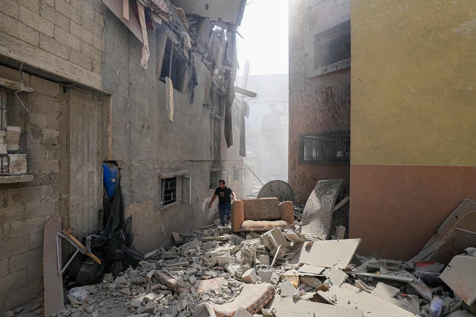 Un palestino inspecciona los daños en un edificio tras los ataques israelíes en Jan Yunis.