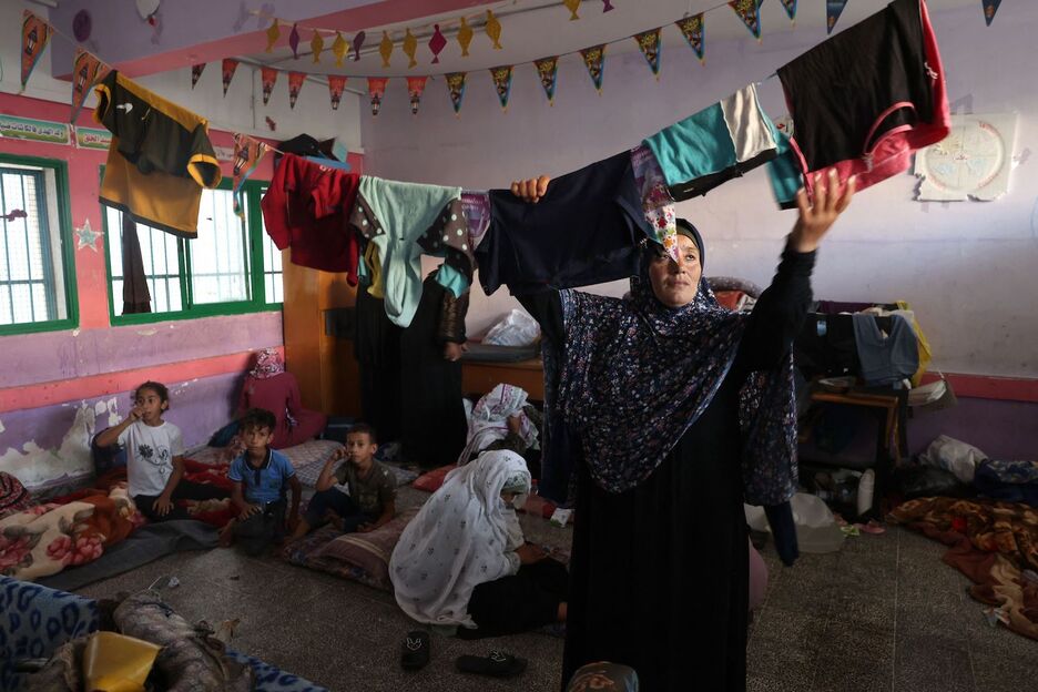 Una mujer palestina cuelga ropa en un tendedero en el campo de refugiados de Rafah, en el sur de la Franja de Gaza.