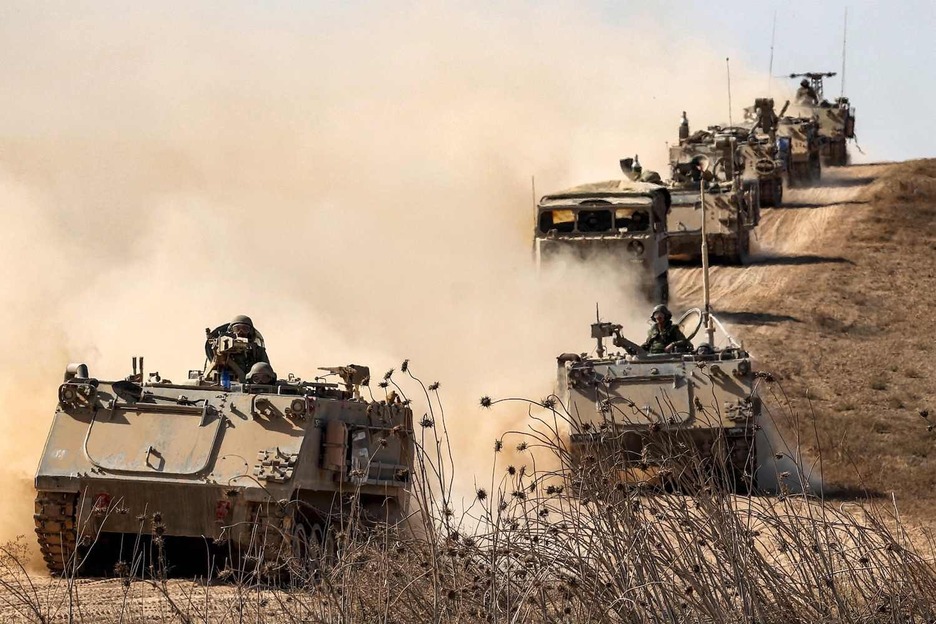 Vehículos de combate de infantería IFV del ejército israelí desplegados a lo largo de la frontera con la Franja de Gaza.