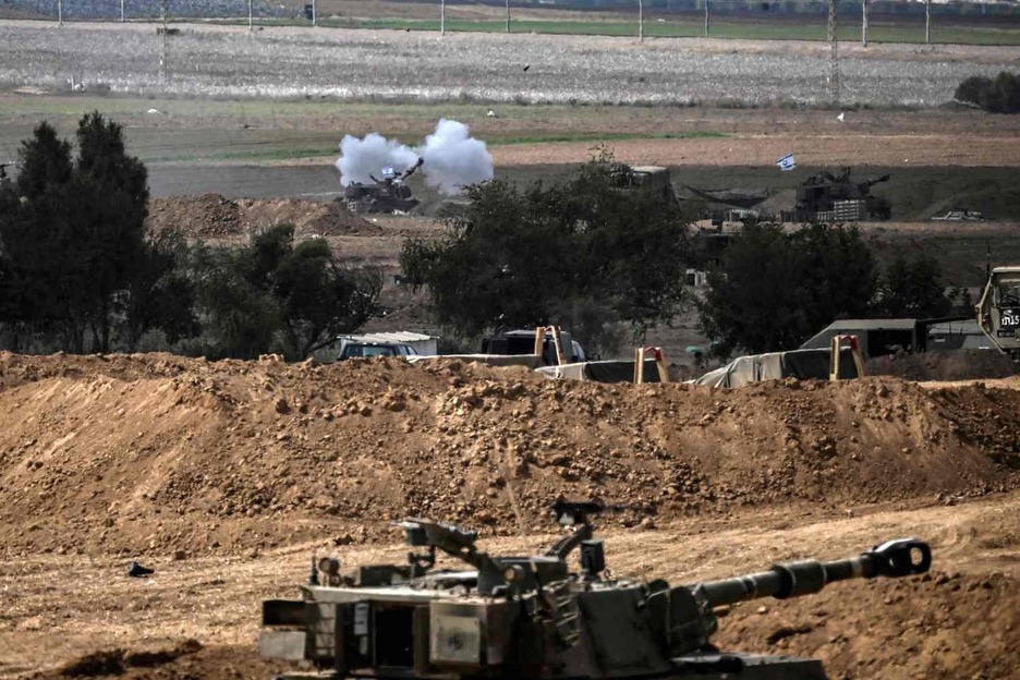 Un obús autopropulsado M109 de 155 mm del ejército israelí dispara cerca de la frontera con Gaza, en el sur de Israel.