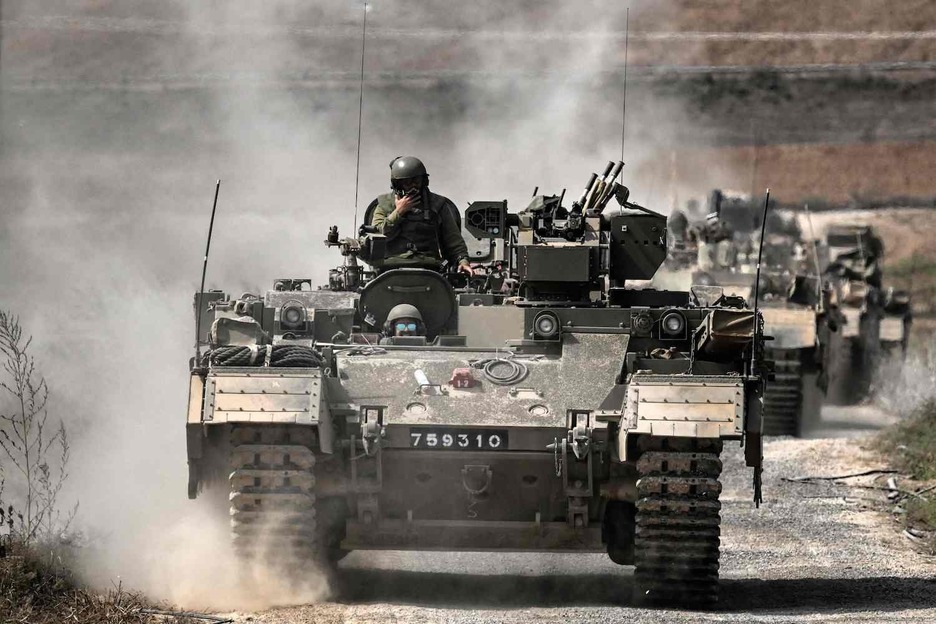 na columna de vehículos blindados del ejército israelí se desplaza cerca de la frontera con Gaza.