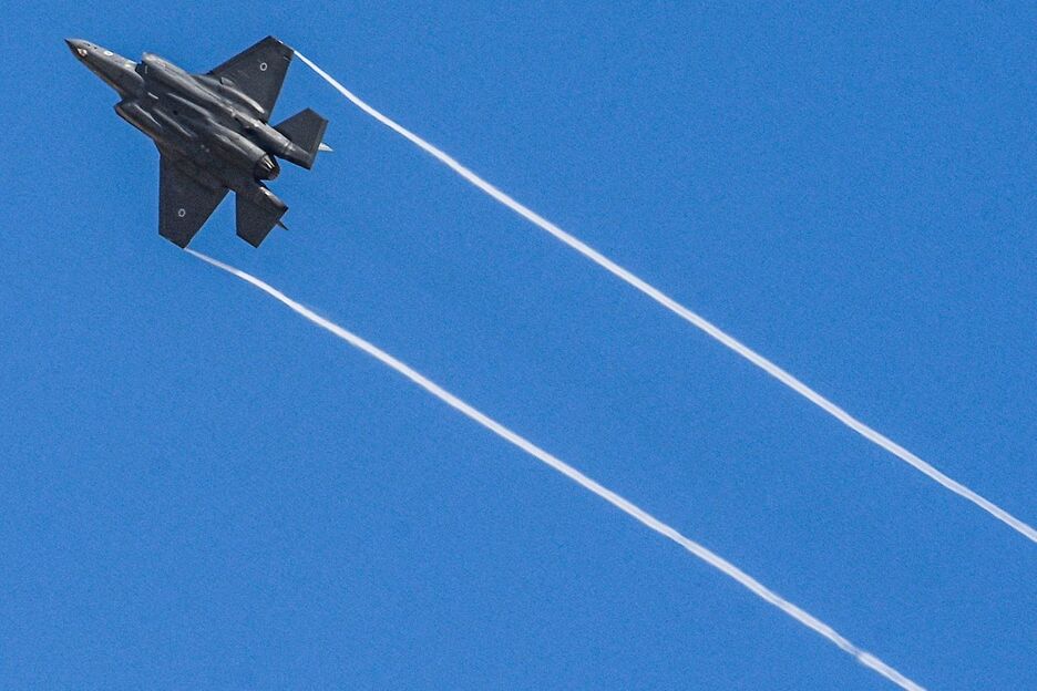 Un avión de combate polivalente F-35I Adir de la Fuerza Aérea israelí sobrevuela el desierto del Néguev tras despegar de una base militar de camino a Gaza.