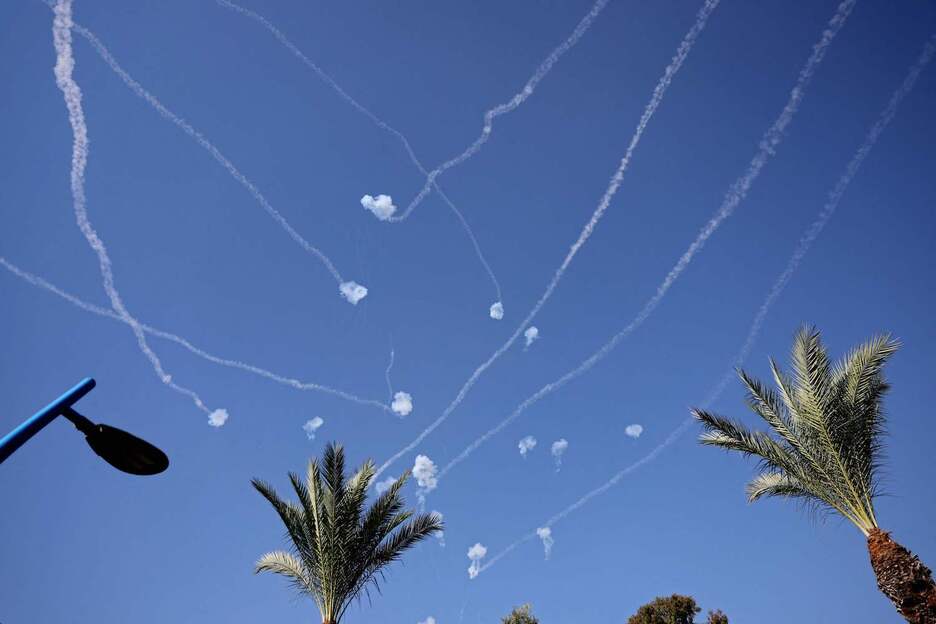 Una imagen tomada desde la ciudad israelí de Sderot muestra cohetes disparados desde la Franja de Gaza interceptados por el sistema de defensa antimisiles israelí.