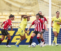 Llompart, autora del segundo gol castelllonense, pugna por el balón con Amezaga.