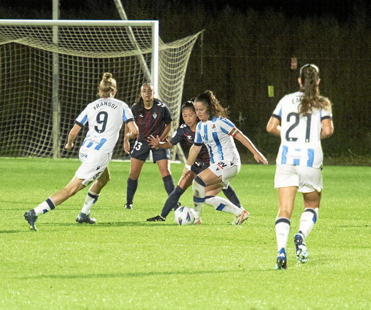 Eizagirre, autora del primer gol, controla el balón ante la presión de Honoka.