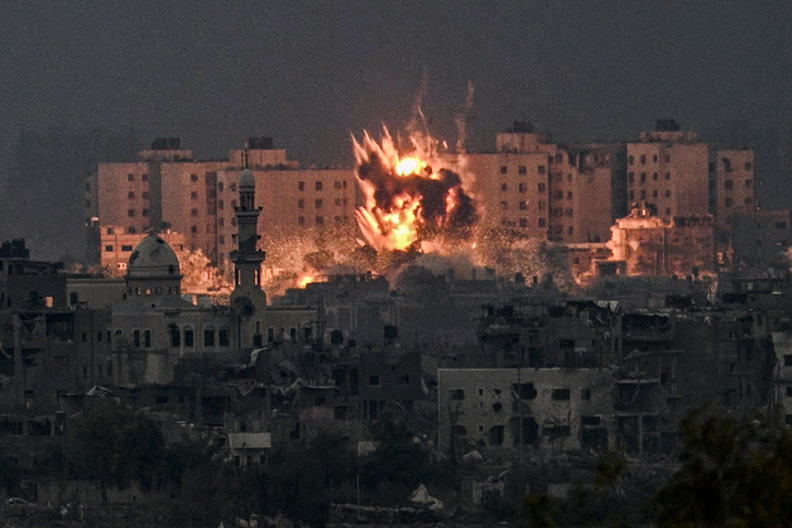 Una bola de fuego se eleva sobre Gaza tras otro bombardeo israelí. 
