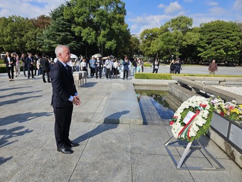 Iñigo Urkullu realiza una ofrenda floral ante el monumento a las víctimas de Hiroshima.