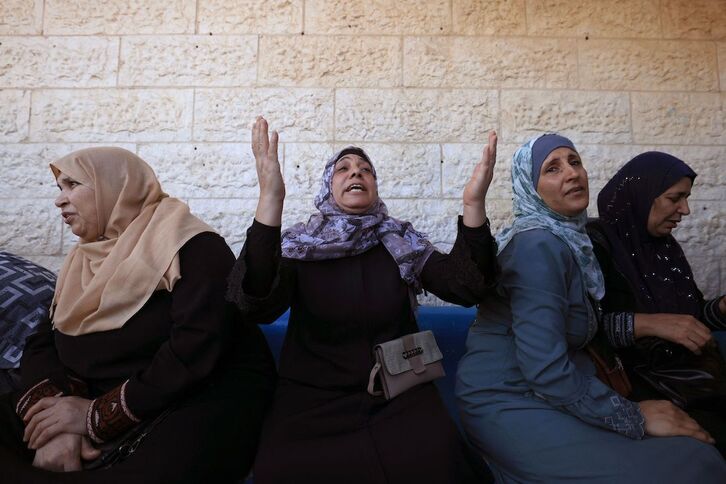 Gazako emakumeak Deir al-Balah hirian hildakoen omenezko funeral batean.