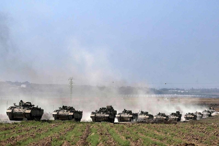 Vehículos blindados de transporte de tropas del Ejército israelí se desplazan en columna hacia las inmediaciones de Gaza.