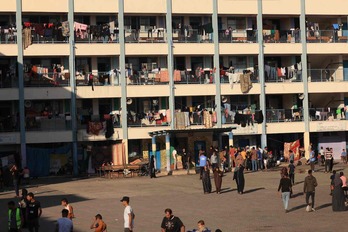 Palestinos desplazados se refugian en una escuela gestionada por las Naciones Unidas en la ciudad de Jan Yunis, en el sur de la Franja de Gaza.