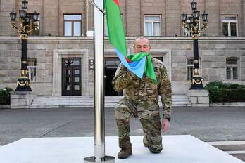 Azerbaijango Prentsa Bulegoak ateratako eta zabaldutako argazki honek Ilham Aliyev presidentea erakusten du belauniko Stepanakert hirian –Nagorno-Karabaj eskualdeko Khankendi izenez ezagutzen dena–, Azerbaijango bandera nazional baten aurrean. 