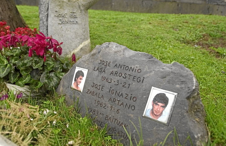 A la izquierda, recuerdo a Lasa y Zabala en el cementerio de Tolosa. Sobre estas líneas, el general Casinello, entrando a una de las sesiones del juicio celebrado entre 1999 y 2000.