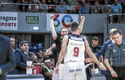 El banquillo baskonista recibe con euforia a un Vanja Marinkovic crucial para el triunfo gasteiztarra en Zaragoza.