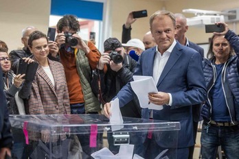 Donald Tusk, líder del principal partido de la oposición Coalición Cívica y expresidente del Consejo Europeo, deposita su voto en un colegio electoral de Varsovia durante las elecciones celebradas este domingo.