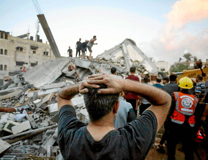 Labores de rescate en un edificio destruido por las bombas israelíes en Deir al-Balah (centro).