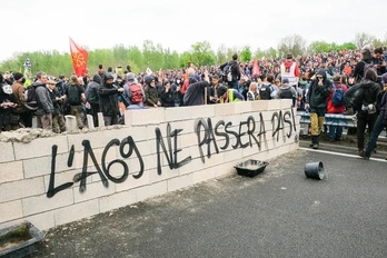 Joan zen apirrilaren 22an horma bat altxatu zuten A69 egitasmoaren aurka dauden ekitzaileek.