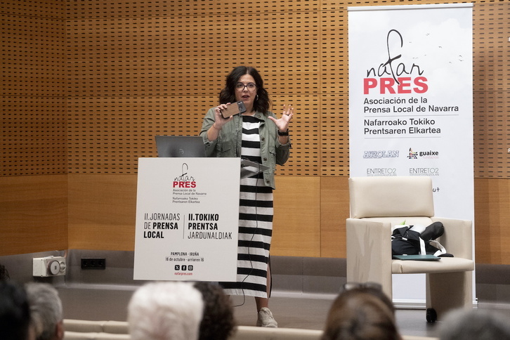 Ana López, con su móvil en la mano, en la jornada sobre prensa local organizada en Iruñea por Nafar Pres.