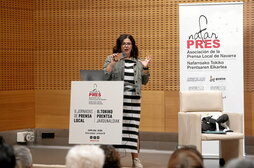Ana López, con su móvil, durante su intervención en la jornada de Nafar Pres.