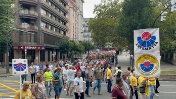 La manifestación ha partido de San Mamés para llegar al Ayuntamiento.