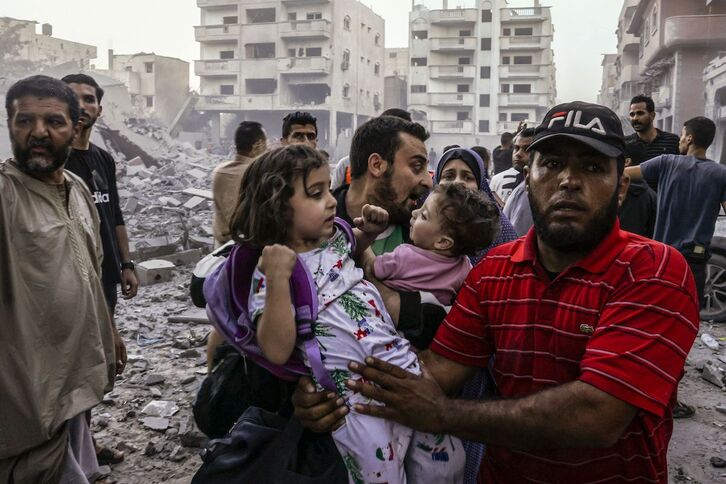 Familias palestinas intentan huir de un bombardeo en Rafah; la zona de la frontera está siendo castigada también.